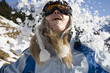 Foto: frau wirft schnee frau wirft schnee
