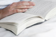 mano y libro mano y libro