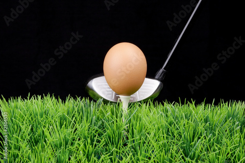 Foto: osterei auf einem golftee mit golf driver osterei auf einem golftee mit golf driver