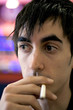 jeune fumeur en lieu public regard triste et vide jeune fumeur en lieu public regard triste et vide