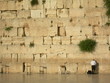 homme priant devant le mur des lamentations