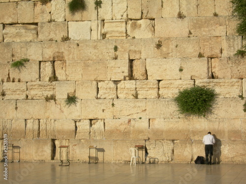 Photo: homme priant devant le mur des lamentations homme priant devant le mur des lamentations
