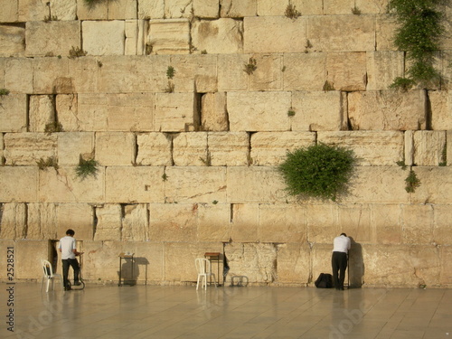 Photo: hommes priant devant le mur des lamentations hommes priant devant le mur des lamentations