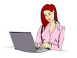 rothaarige frau am laptop