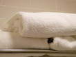 Foto: folded plush towels in a bathroom folded plush towels in a bathroom