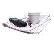 café, journal, téléphone et stylo