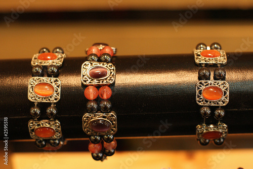 Photo: bijoux sur fond noir bijoux sur fond noir