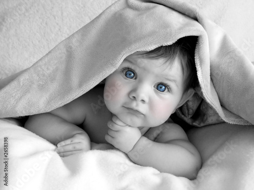 Foto: gorgeous baby under blanket gorgeous baby under blanket