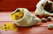curry dans un petit sac de jute curry dans un petit sac de jute