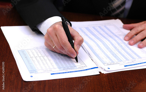 Foto: businessman is writing financial report businessman is writing financial report