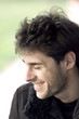 jeune homme séduisant rire sourire bonheur