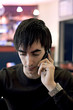 Photo: jeune homme téléphonant téléphone portable bar jeune homme téléphonant téléphone portable bar