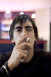 jeune fumeur dans un bar lieu public santé jeune fumeur dans un bar lieu public santé