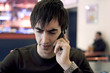 Photo: jeune homme mécontant en colère téléphone portable jeune homme mécontant en colère téléphone portable