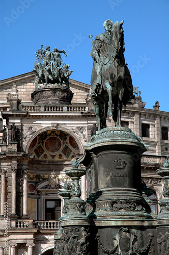 opera house statues in dresden, germany