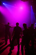 silhouetten von discotänzern