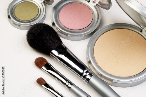 Foto: three makeup brushes and blush three makeup brushes and blush