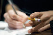 tabagisme au travail mains cigarette sur bureau