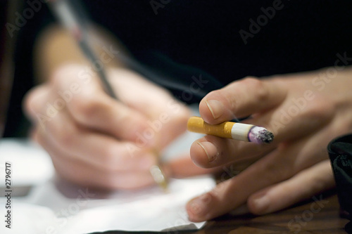 Foto: tabagisme au travail mains cigarette sur bureau tabagisme au travail mains cigarette sur bureau