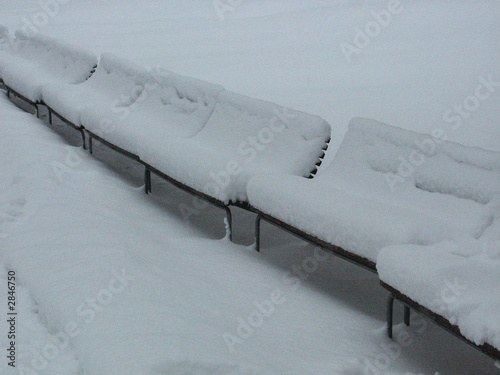 panchine sotto la neve