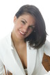 brune decolletée et souriante