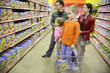 Foto: family in shop family in shop