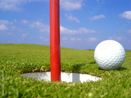 golf balle près du trou sur le green golf balle près du trou sur le green