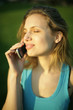 Femme au soleil au téléphone