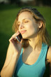 Femme au soleil au téléphone