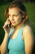 Femme triste au téléphone