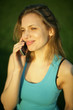 Femme au soleil au téléphone