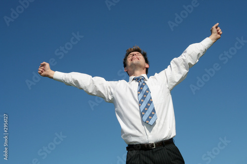 Foto: businessman with arms outstretched businessman with arms outstretched