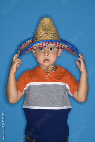 Foto: Male boy wearing sombrero. Male boy wearing sombrero.