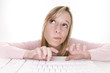 Foto: teenage girl thinking using computer teenage girl thinking using computer