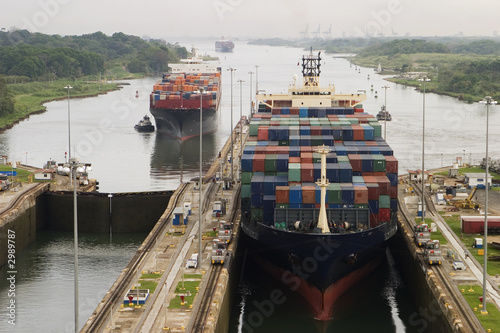 Foto: cargo ship in panama canal cargo ship in panama canal