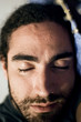 portrait de jeune homme en train de dormir