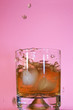 verre à apéritif avec des éclaboussures verre à apéritif avec des éclaboussures