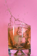verre à apéritif avec des éclaboussures verre à apéritif avec des éclaboussures