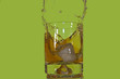 verre à apéritif avec des éclaboussures verre à apéritif avec des éclaboussures