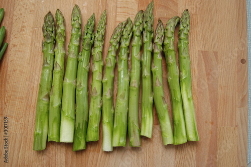 Foto: spargel auf brett spargel auf brett
