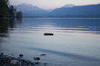 paysage lac montagne bleu zen pierre dans l' eau