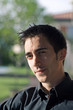 jeune homme regard séducteur en chemise soleil