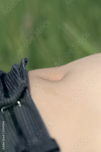 Photo: ventre de femme couchée sur herbe régime minceur ventre de femme couchée sur herbe régime minceur