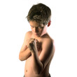 bambino aggressivo in posa da pugile