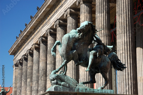 statue vor dem alten museum