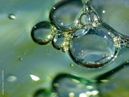 bulles d'air dans un liquide bleu