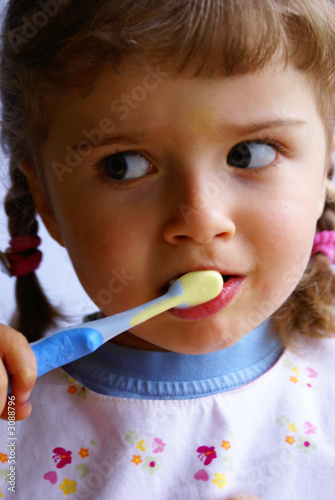 Foto: brushing teeth brushing teeth