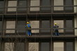 des laveurs de carreaux au travail