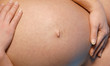 mains sur le ventre d'une femme enceinte mains sur le ventre d'une femme enceinte