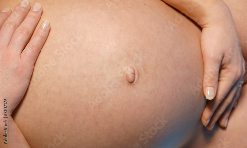Foto: mains sur le ventre d'une femme enceinte mains sur le ventre d'une femme enceinte